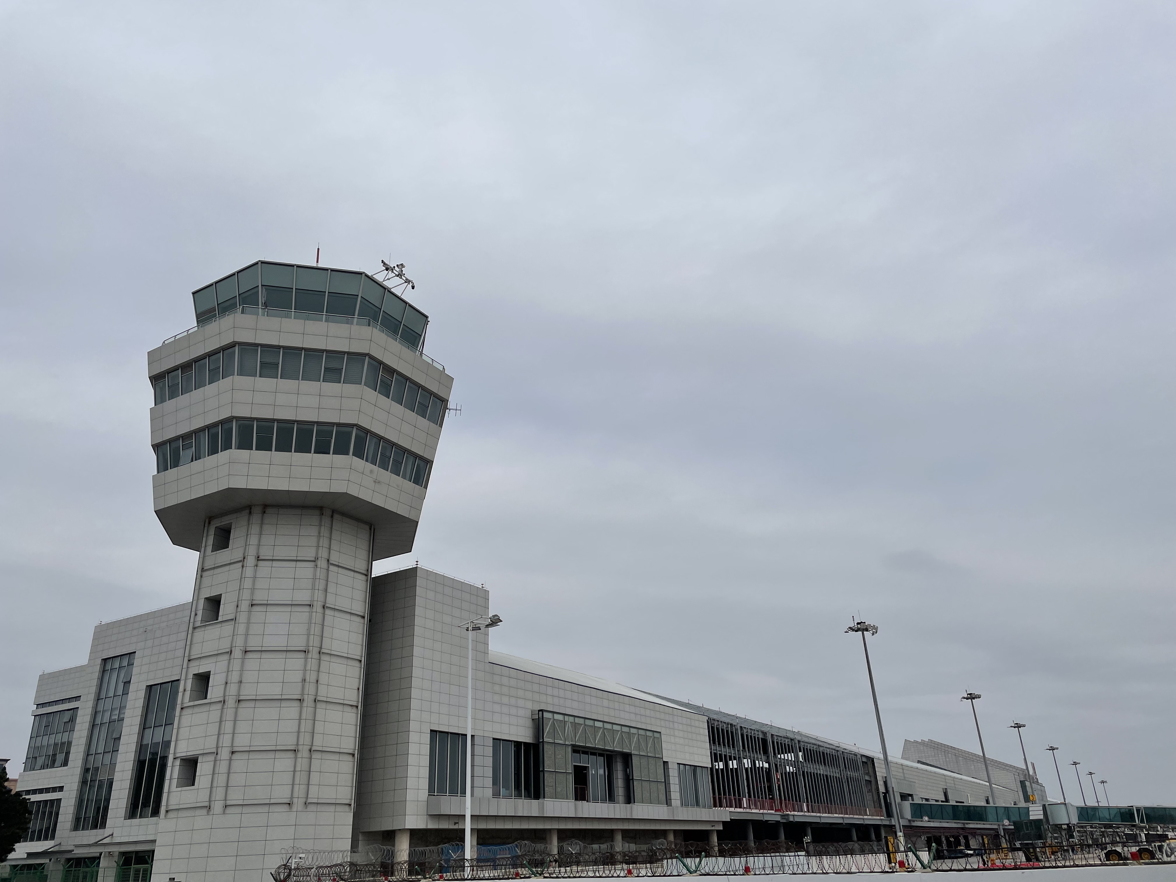 近日，华南公司承建的泉州晋江国际机场扩能改造工程扩建国内航站楼二期主体结构封顶。.jpg