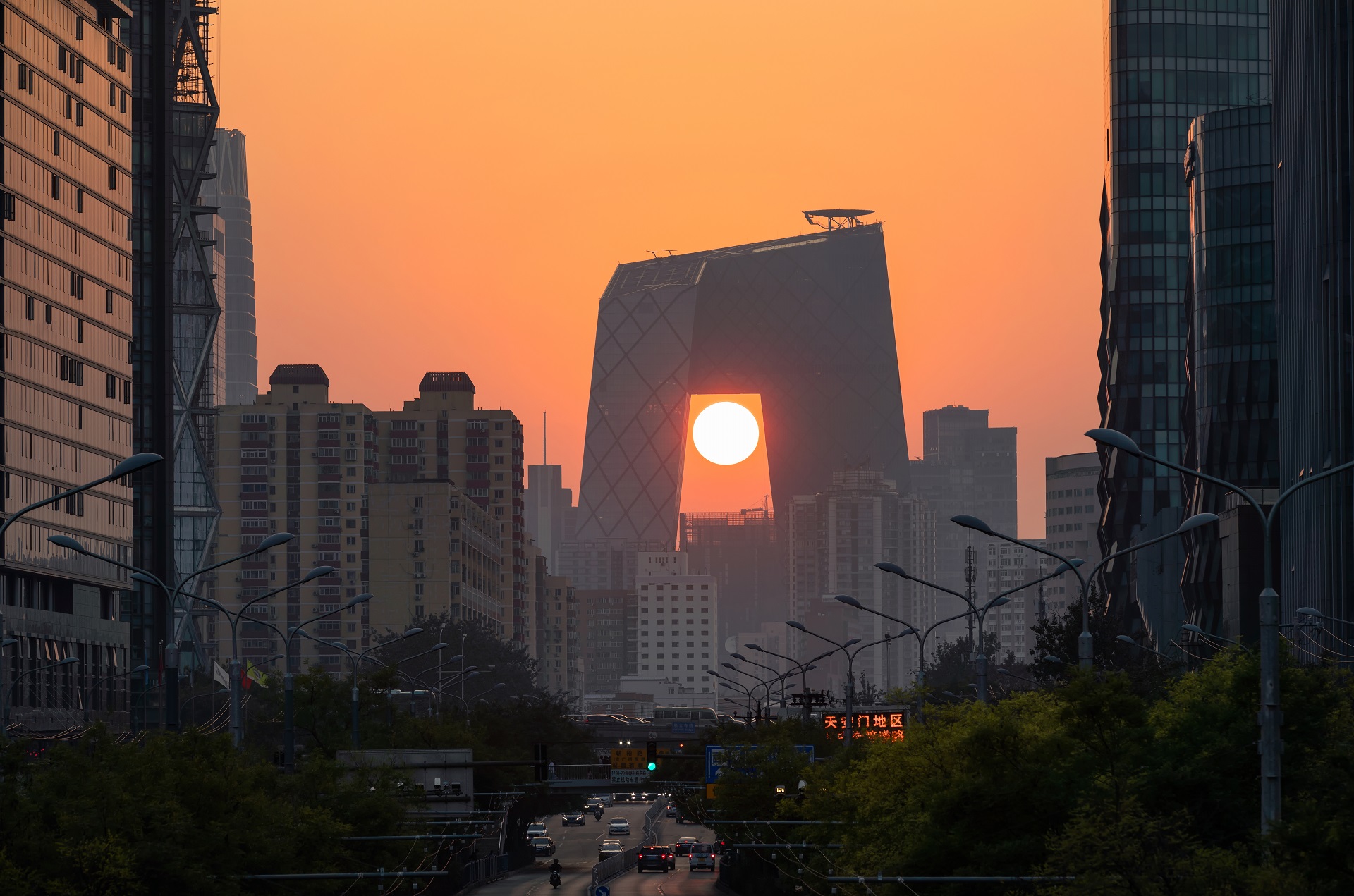 日月凌空-北京央视新台址-李吉林.jpg